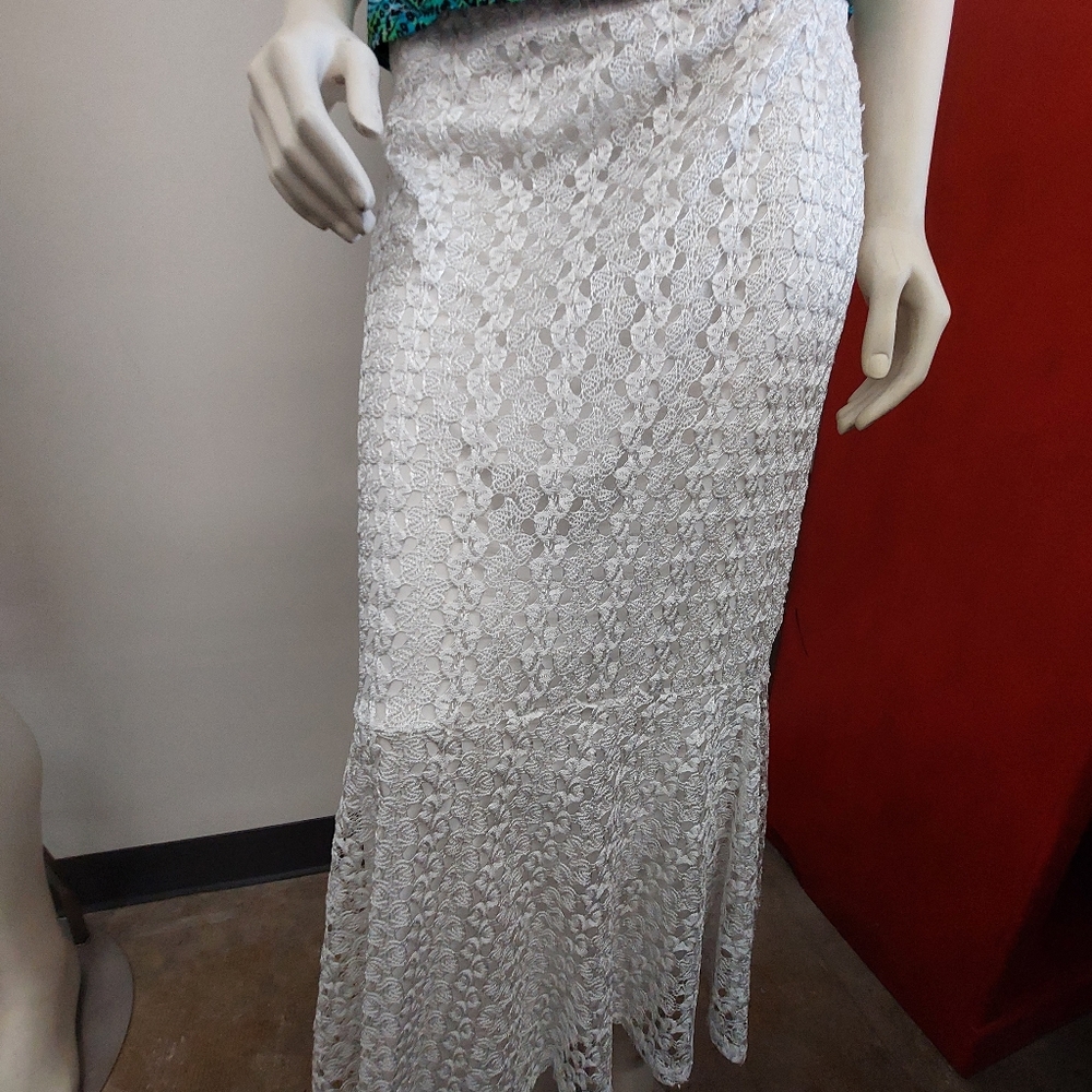Elizabeth & Nicole white  Modest Skirt Size  X Large